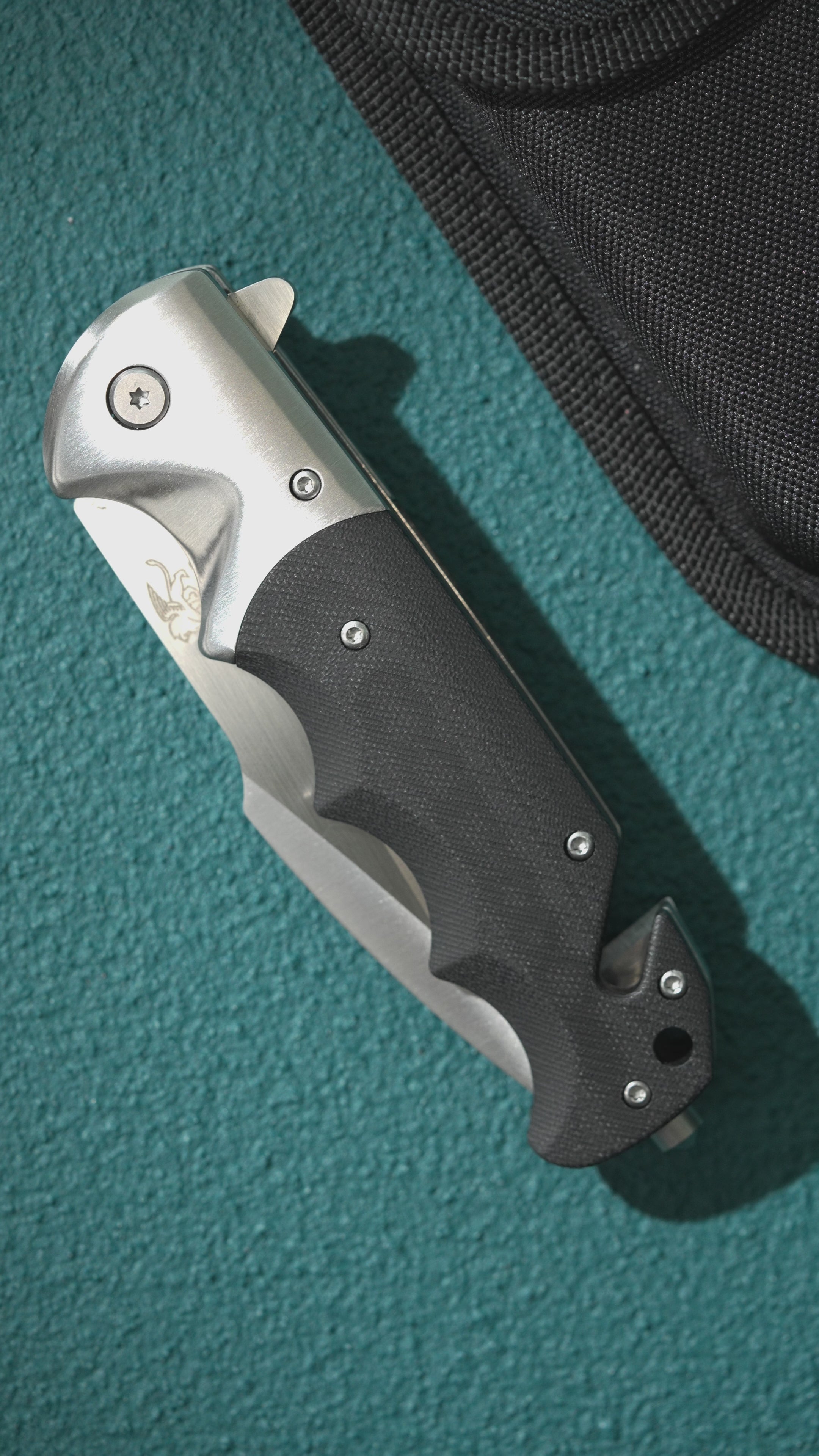 Pocket knife with glass 2024 breaker and seatbelt cutter